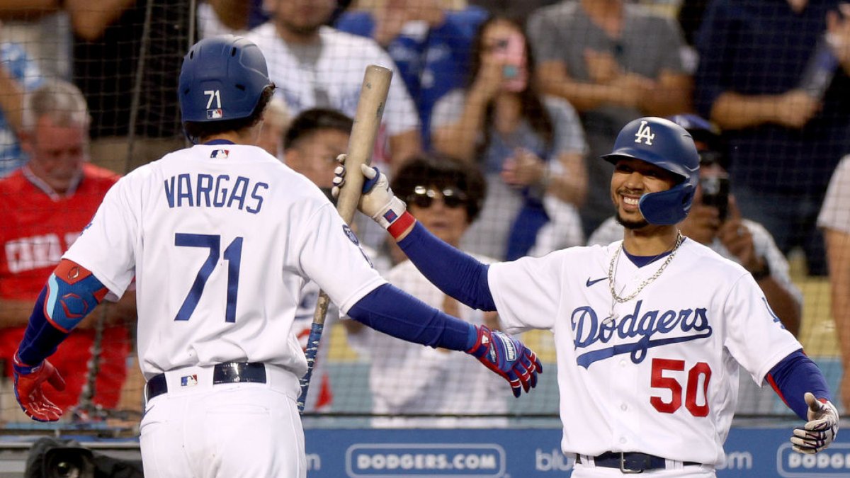 Barnes homers for first time in nearly a year, Dodgers beat