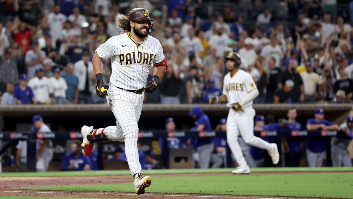 Blake Snell strikes out 11 Giants in first win of 2022