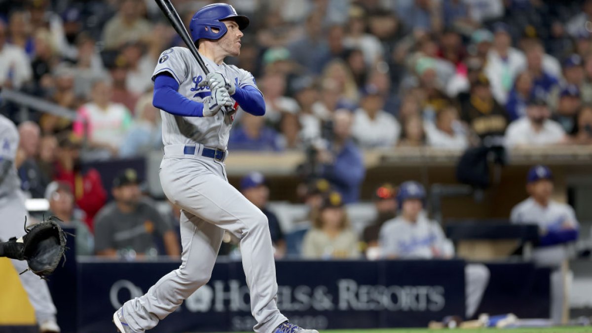 How can Freddie Freeman pass Dodgers' franchise extra-base hit record?