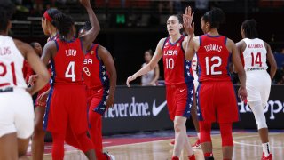 Sep 30, 2022; Sydney, AUS; Breanna Stewart (10)? and Team USA cerebrates before a timeout against Canada in the first quarter at Sydney SuperDome. Mandatory Credit: Yukihito Taguchi-USA TODAY Sports