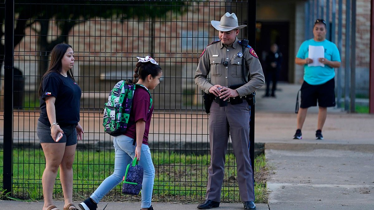 Uvalde Students Go Back to School for 1st Time Since Attack - Vimarsana News