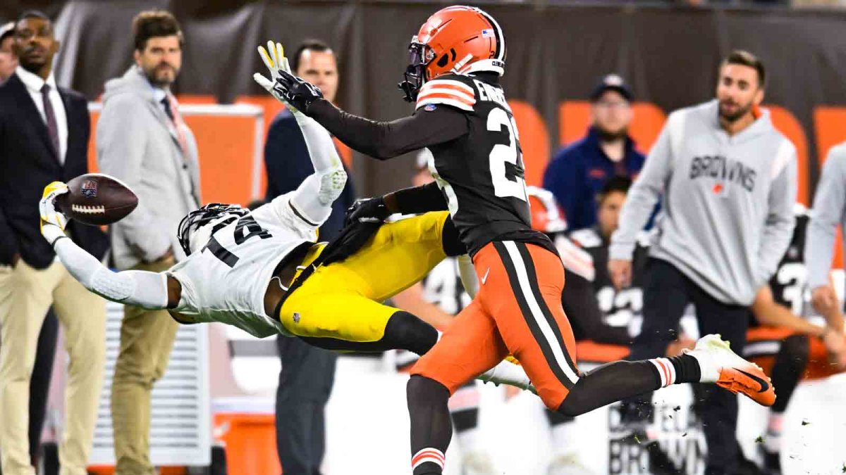 WATCH: Steelers' George Pickens Makes Incredible One-Handed Catch – NBC Los  Angeles