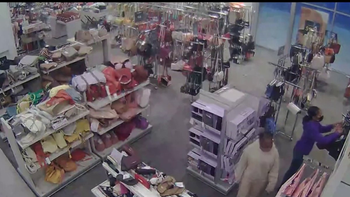 Thieves steal $40,000 worth of merchandise from Green Hills Louis