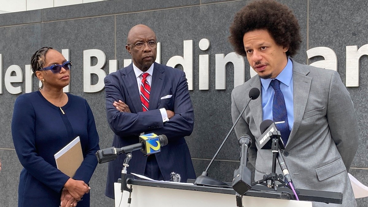 Eric André, Clayton English Sue Clayton Police Over Drug Search at Atlanta Airport – NBC Los Angeles - Vimarsana News