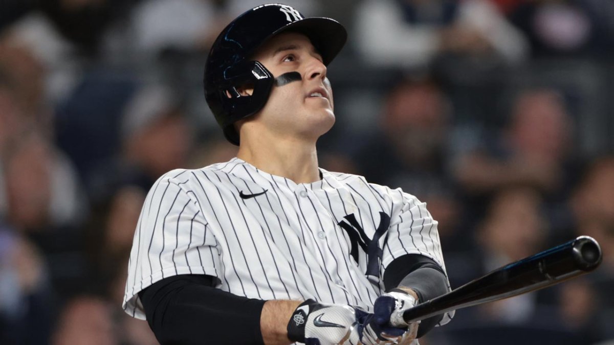 Anthony Rizzo is still wearing his Cubs batting gloves in first at bat with  Yankees