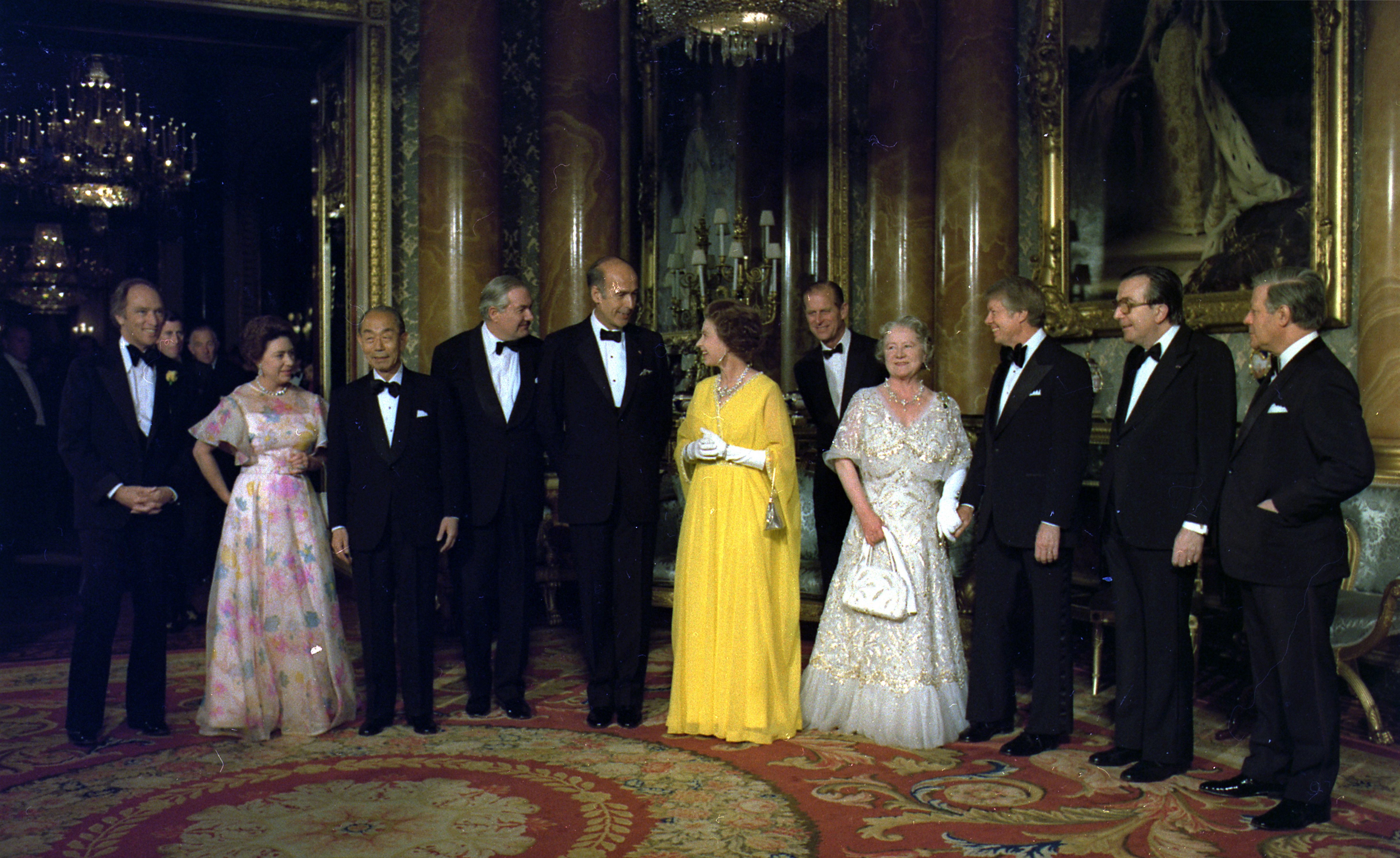 Left to right: Pierre Trudeau, Prince Charles, Princess Margaret, Takeo Fukuda, James Callaghan, Valery Giscard d’Estaing, Queen Elizabeth II, Prince Philip, Queen Elizabeth The Queen Mother, President Jimmy Carter, Giulio Andreotti, Helmut Schmidt converge as part  of the 1977 G7 meeting.