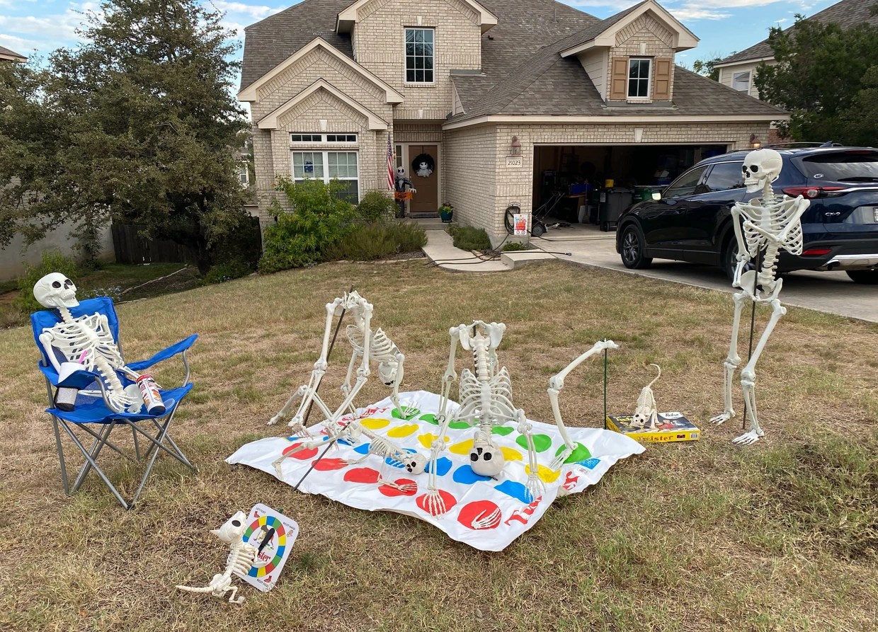 Texas Family Changes Halloween Skeleton Display Daily in October – NBC Los Angeles - Vimarsana News