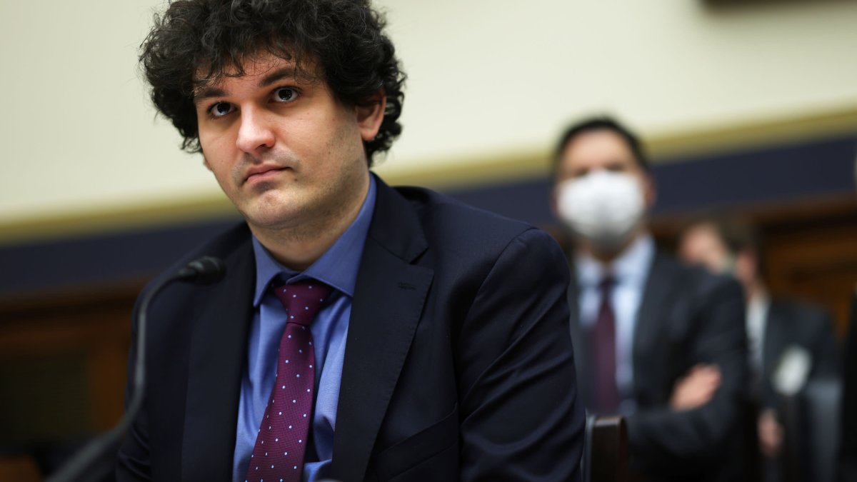 Binance Exec Says 'It Was Like a Bomb Went Off' at FTX, Compares Bankman-Fried to Madoff and Elizabeth Holmes – NBC Los Angeles - Vimarsana News