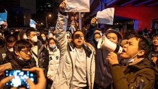 Demonstrators hold blank signs and chant slogans during a protest against Covid restrictions across China. Source: Bloomberg