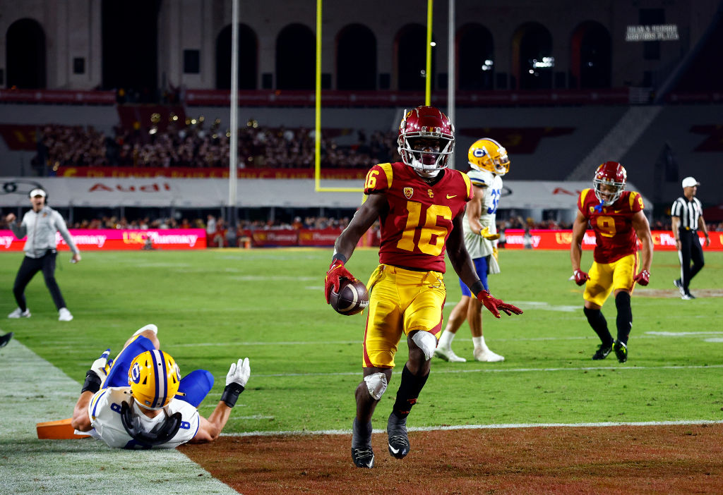 Caleb Williams Throws 4 Touchdown Passes Propel No. 9 USC Past Cal, 41-35