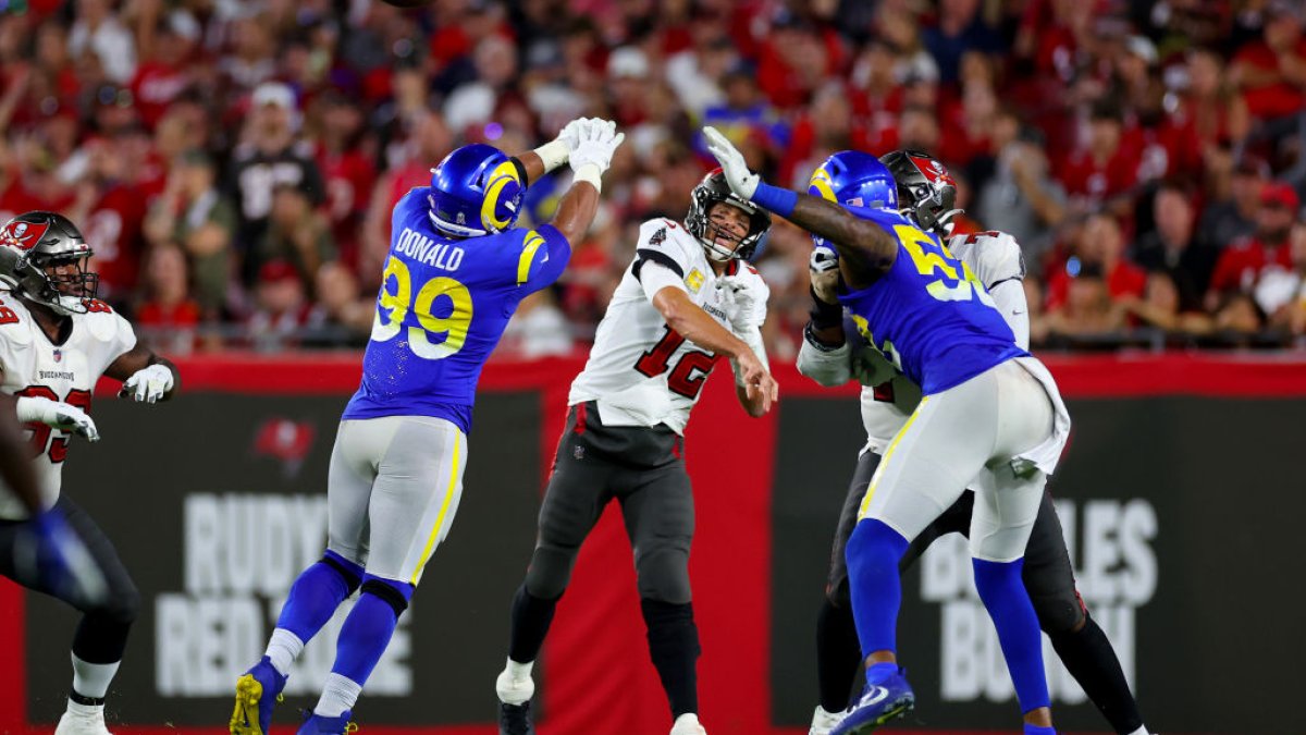 Rams' Stafford throws for 4 TDs, outduels Brady and Bucs