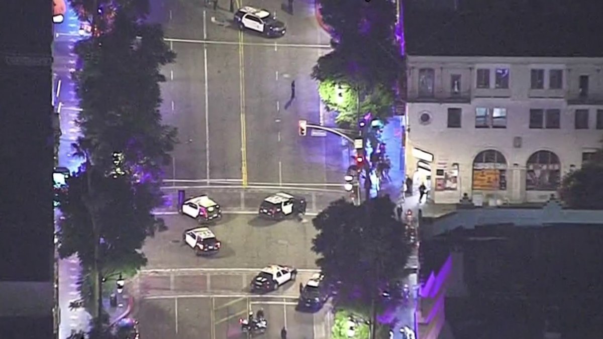 Police Investigate Double Stabbing in Hollywood – NBC Los Angeles