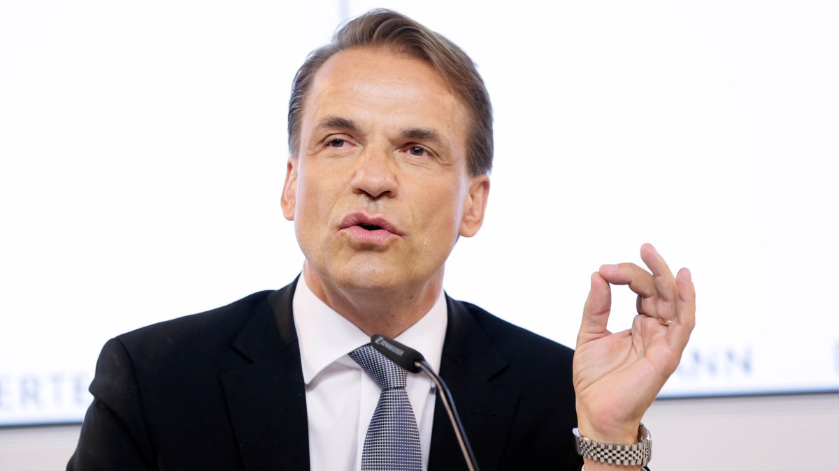 Penguin Random House CEO Steps Down Weeks After Judge Blocked Simon & Schuster Merger - Vimarsana News