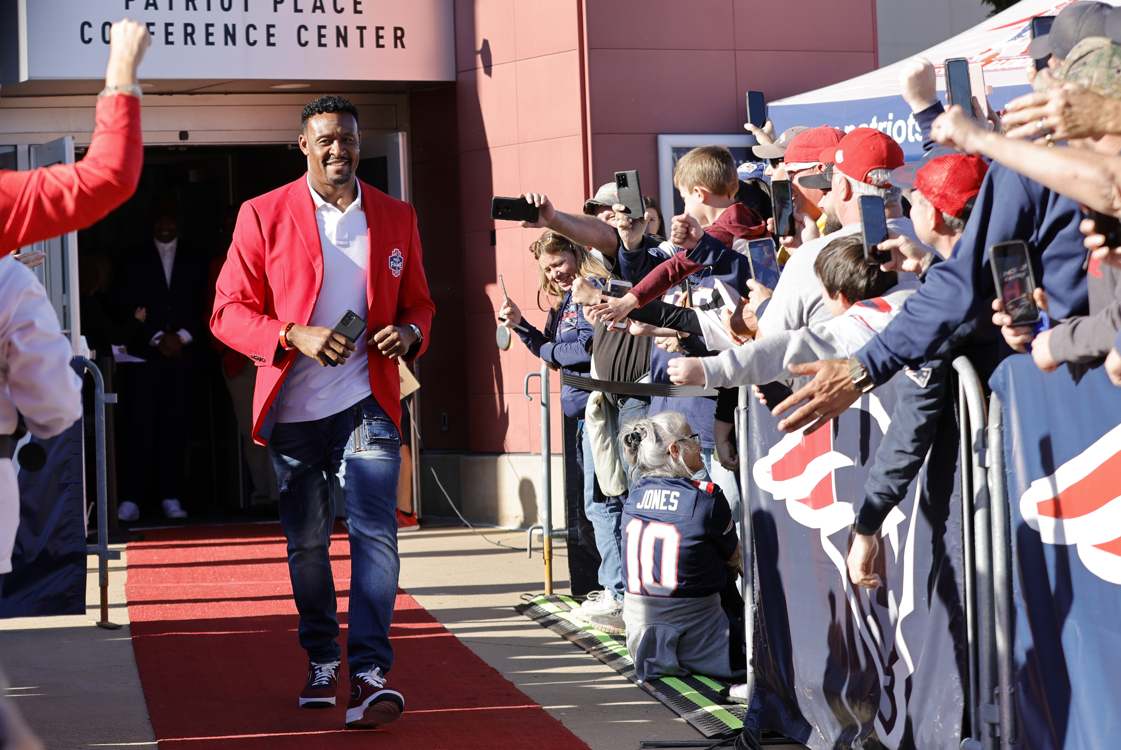 Patriots Legend Willie McGinest Arrested on Assault Charge in California