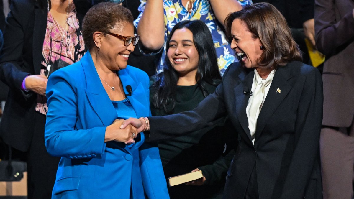 Kamala Harris ủng hộ Karen Bass tái tranh cử chức Thị trưởng Los Angeles.