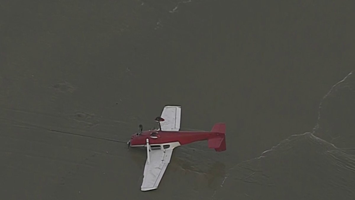 Small Plane Crashes Upside Down On Beach In Santa Monica Nbc Los Angeles