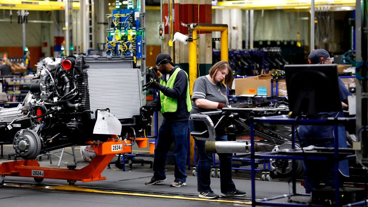 GM to Invest $918 Million in New V-8 Gas Engines and EV Components - Vimarsana News