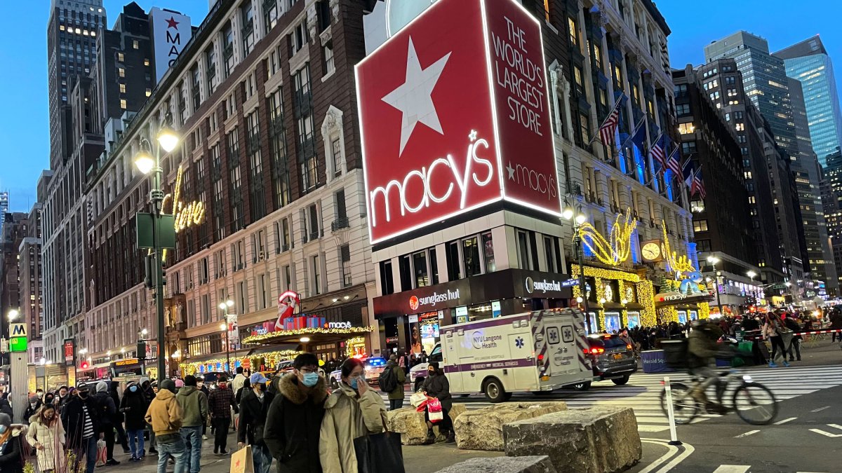 Macy's Warns Holiday-Quarter Sales Will Come in Light, Citing Squeeze on Shoppers' Wallets - Vimarsana News