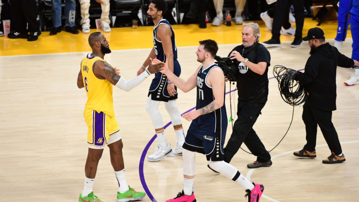 Doncic powers 119-115 Mavericks victory past Lakers