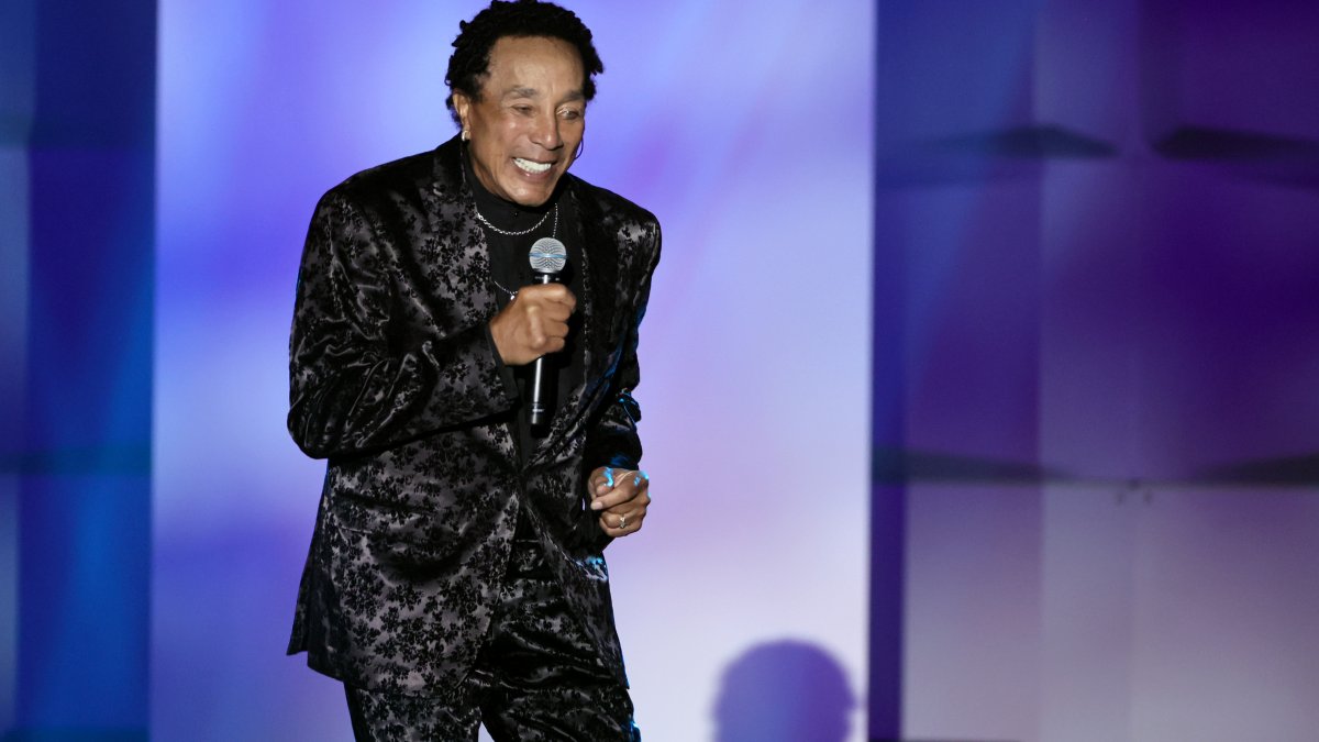 'King of Motown,' Smokey Robinson, to Release New Solo Album – NBC Los Angeles - Vimarsana News
