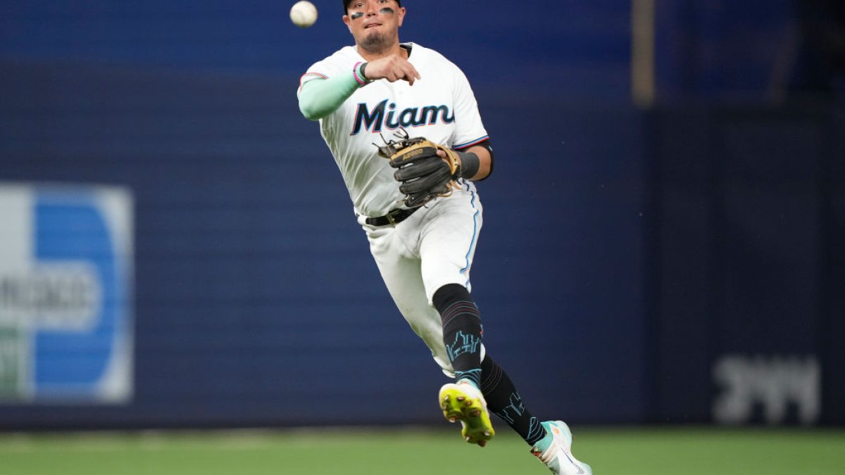Marlins trade SS Miguel Rojas to Dodgers for prospect