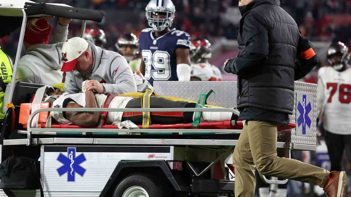 Russell Gage injury: Buccaneers WR carted off field in 4th quarter