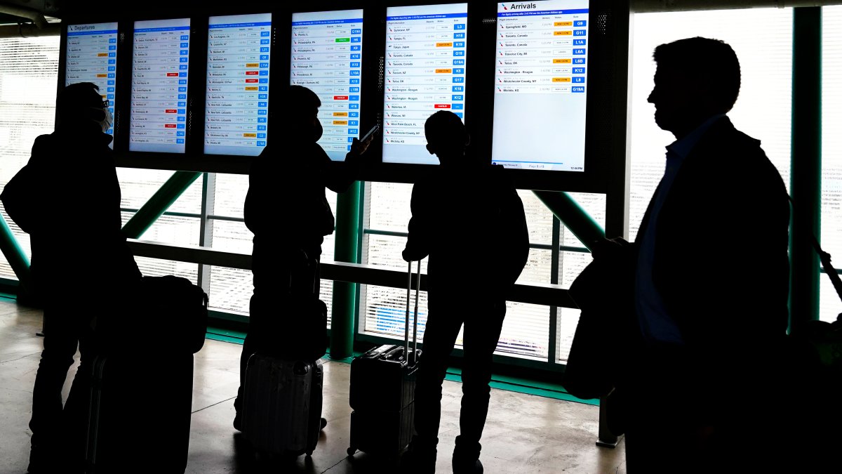 Snowstorm Causes Power Outages and Flight Cancellations Across the US – NBC Los Angeles - Vimarsana News