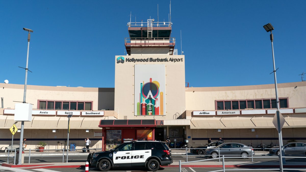 Mesa Airlines Crew Halts Landing at Hollywood Burbank Airport to Avoid Collision With Departing Plane