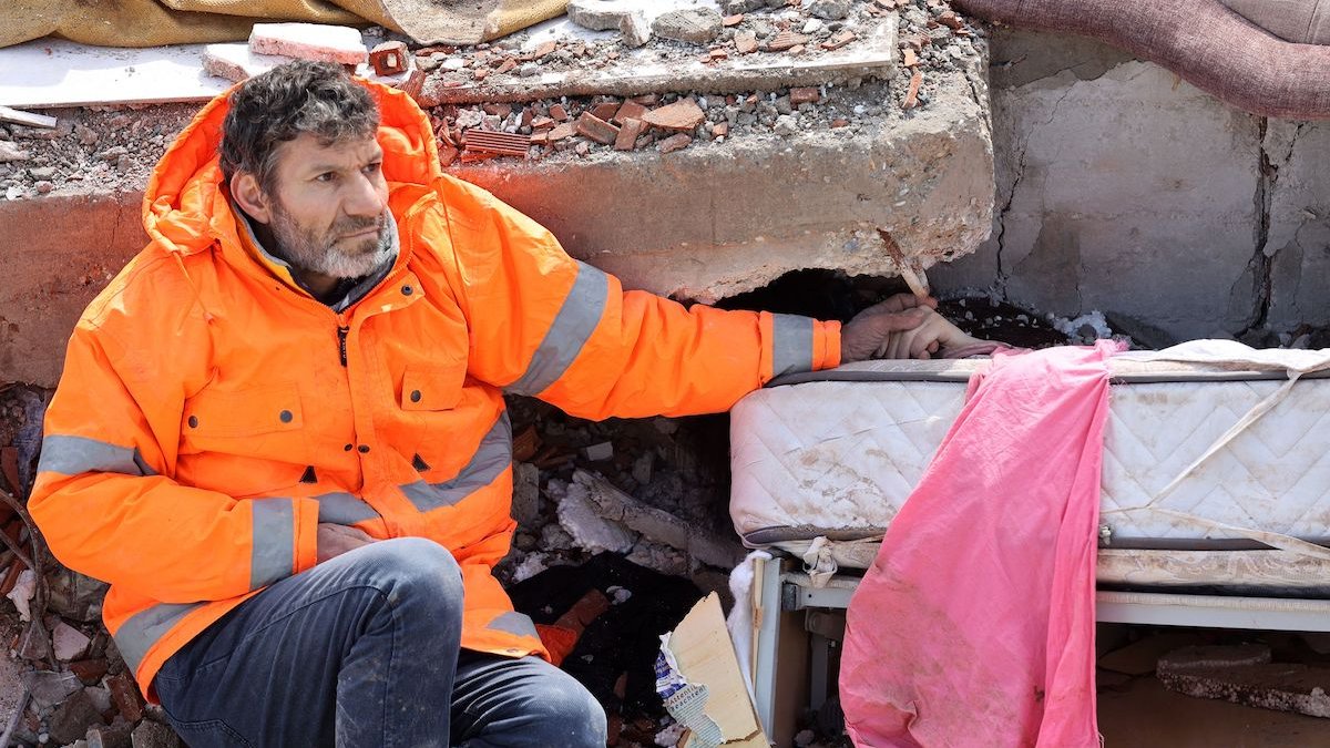 Turkish Father Holds Onto Daughter’s Hand as Rescuers Dig for Quake Survivors