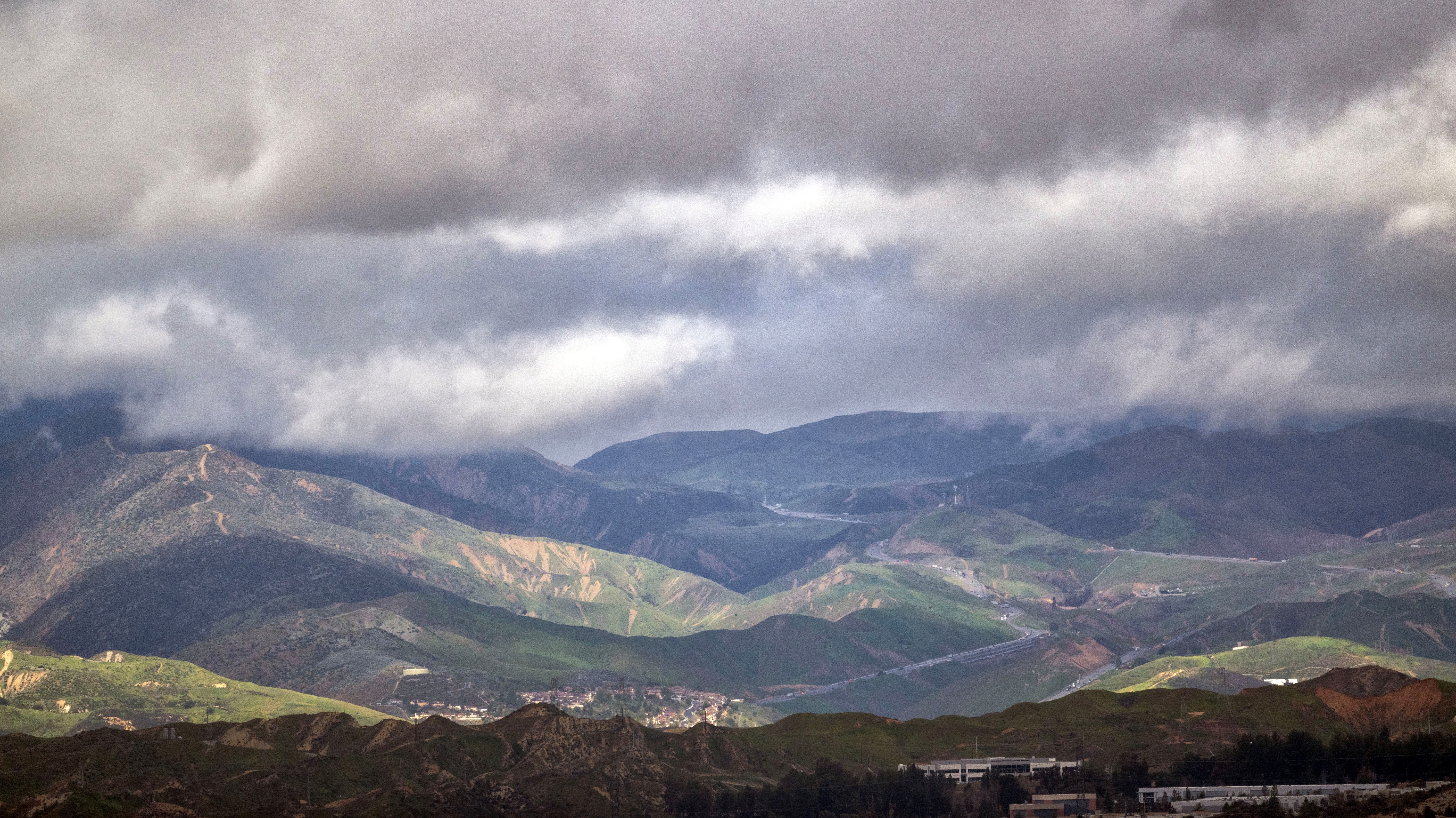 5 Freeway Closed North of LA Due to Snow, Poor Visibility - Vimarsana News