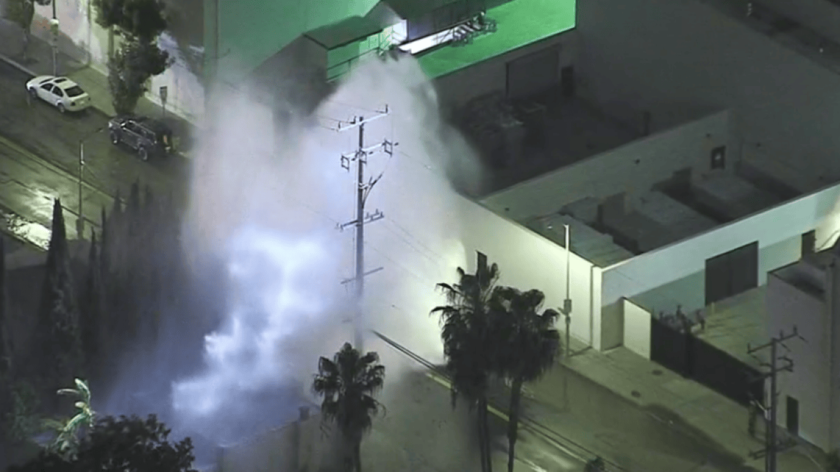 Geyser From Water Main Break Damages Hollywood Home – NBC Los Angeles