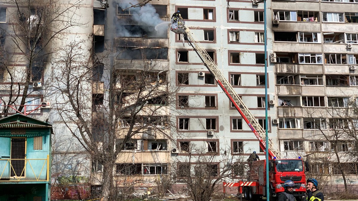 Ukraine War Live Updates: Russian Strikes Overnight Kill Civilians; Estonia Calls China Peace Plan 'Extremely Unfair' – NBC Los Angeles - Vimarsana News