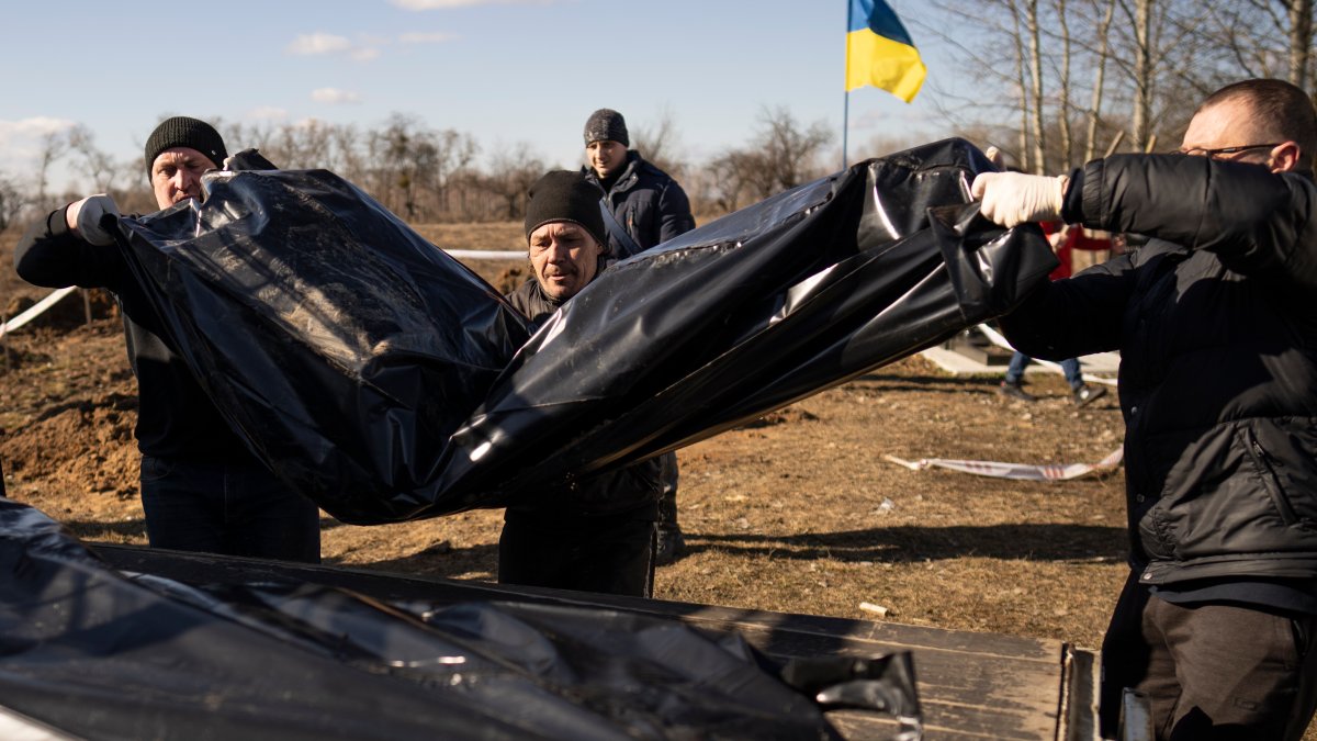 Russia-Ukraine War: Makeshift Graves Discovered in Town Near Kyiv – NBC Los Angeles - Vimarsana News