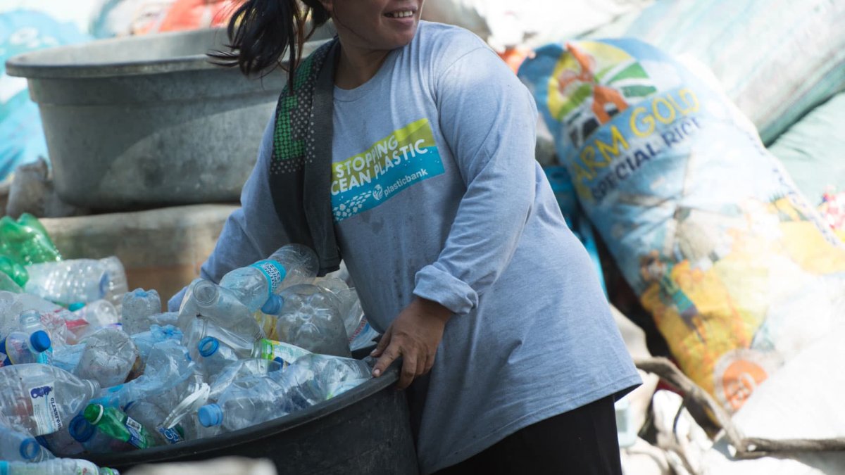 These Organizations Are Trying to Tackle Plastic Pollution and Poverty at the Same Time - Vimarsana News