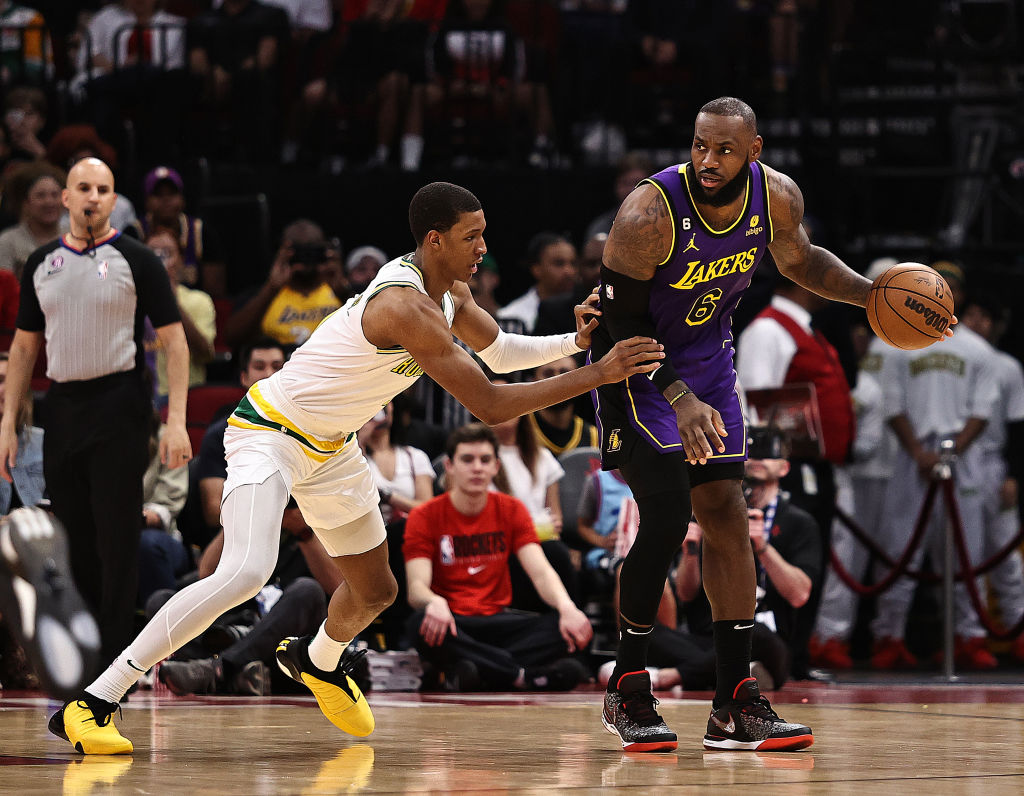 LeBron James leads Lakers with triple-double in win over Pelicans