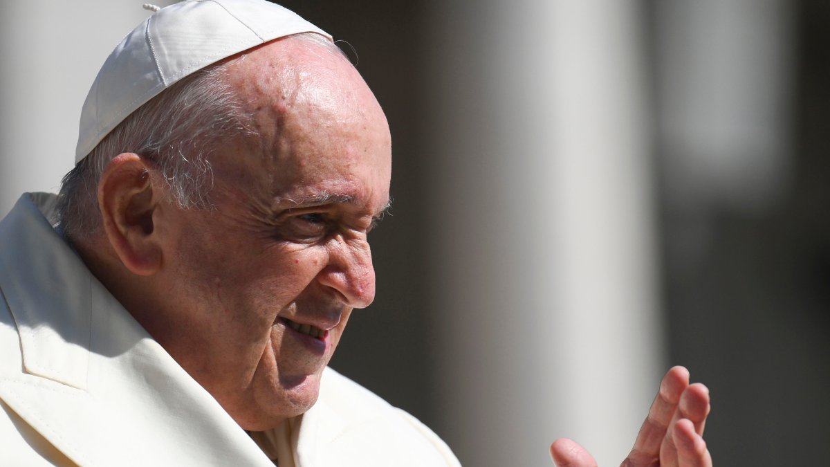 Pope Francis Visits Hungary Amid Diverging Views on Migrants, War – NBC Los Angeles - Vimarsana News