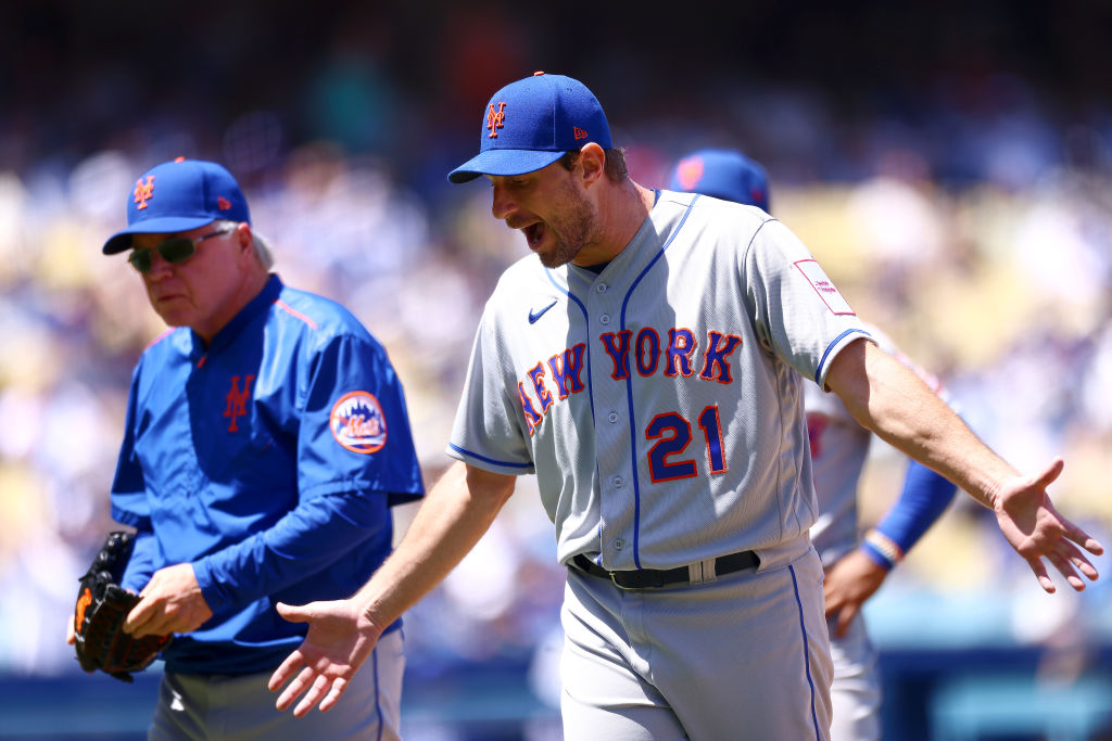 New York Mets starting pitcher Max Scherzer tosses the ball up during  News Photo - Getty Images