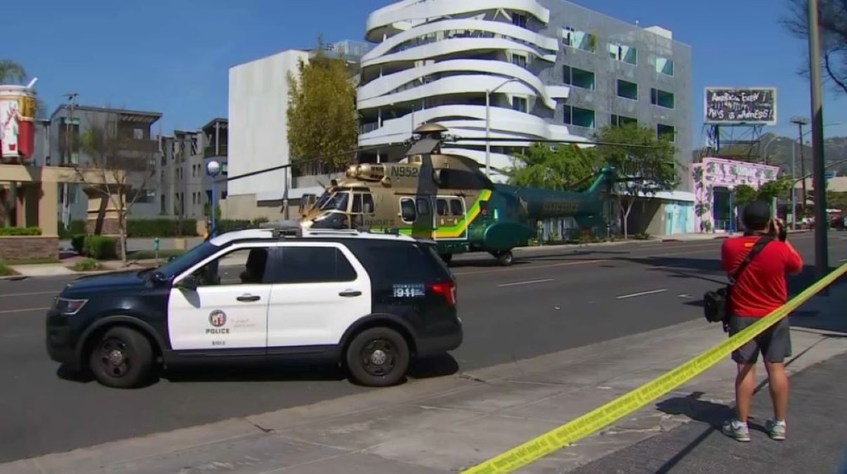 Mujer hospitalizada en tiroteo en West Hollywood – Telemundo 52