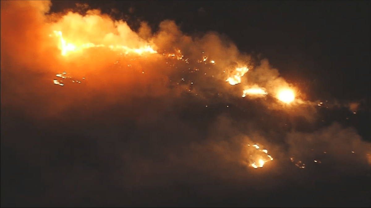Brush Fire Burns Near Homes in Eastvale – NBC Los Angeles