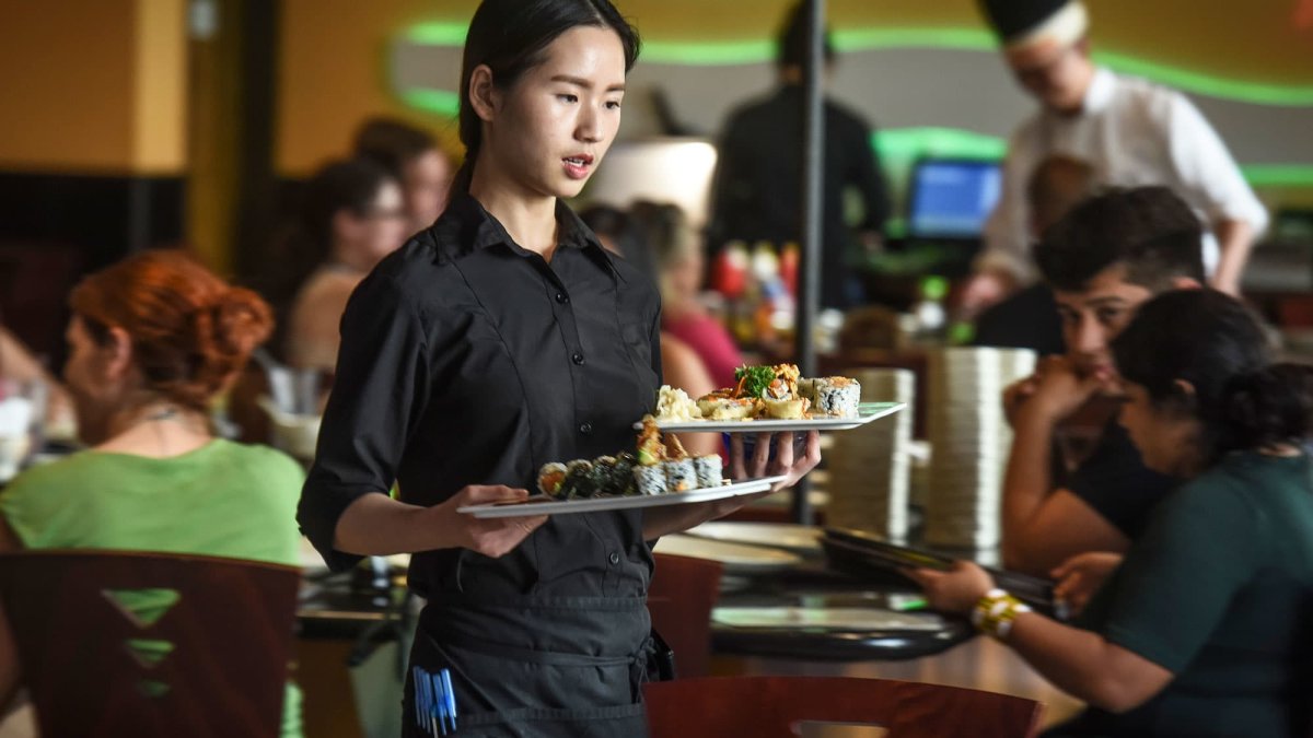 Restaurants Expect Strong Sales This Summer. Consumers Aren't So Sure - Vimarsana News
