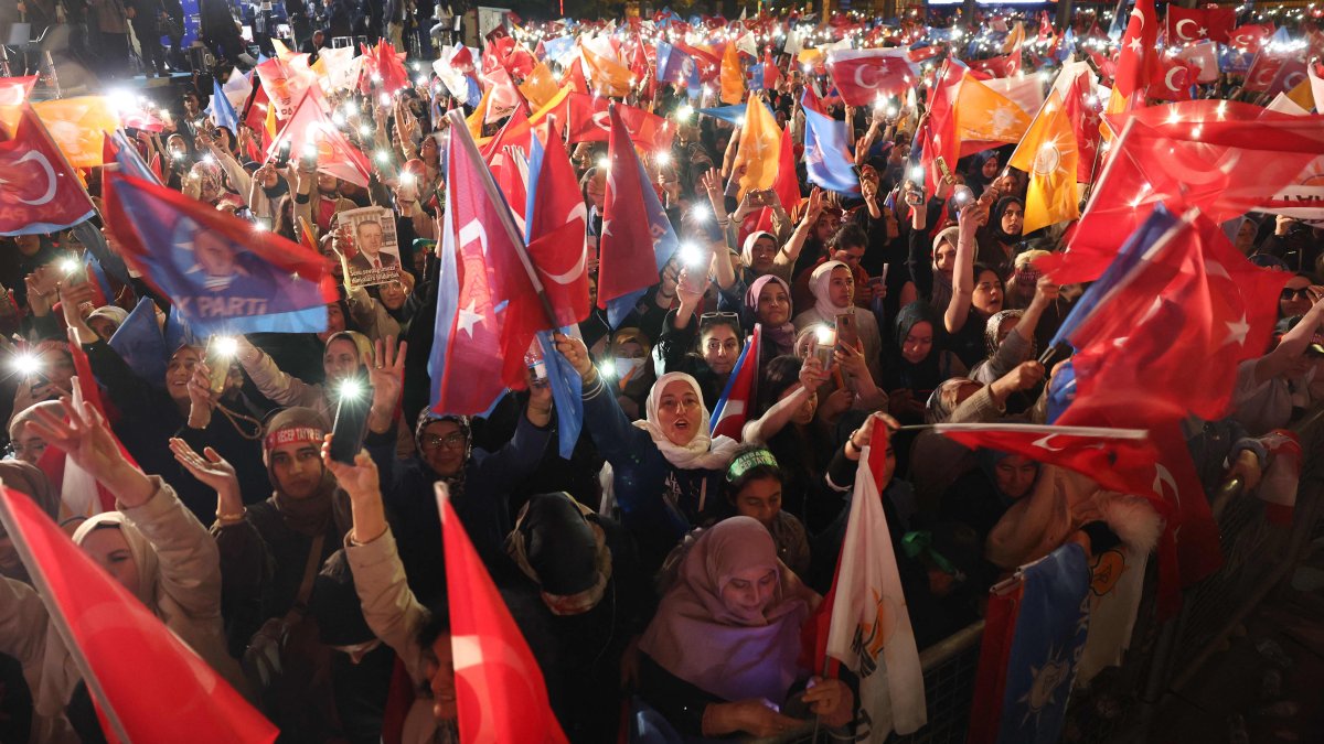 Turkey Faces Unprecedented Election Runoff After Erdogan Looks Unlikely to Win Outright 1