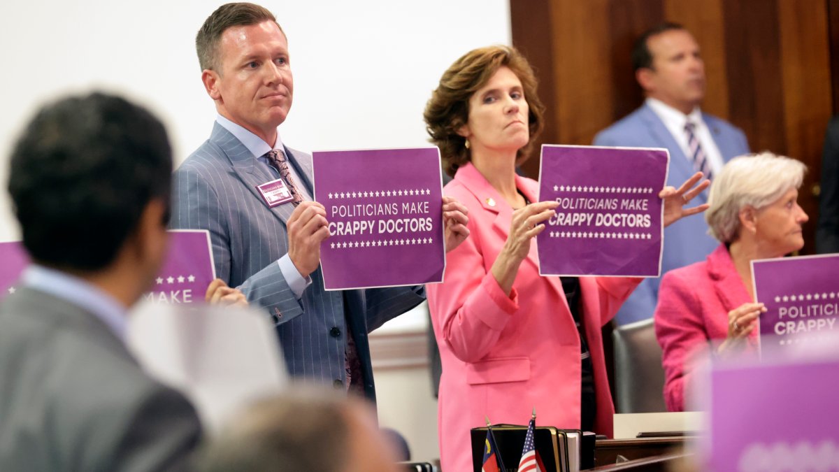 North Carolina Legislature Bans Abortion After 12 Weeks, Overriding Governor's Veto 1