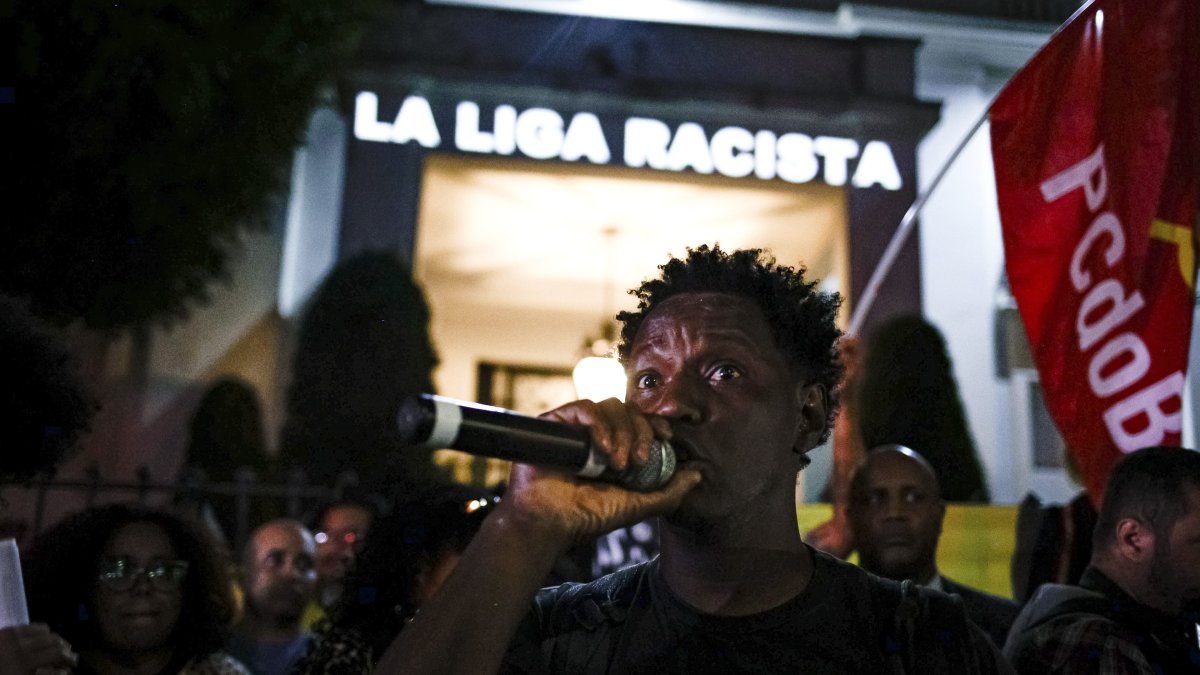 Brasileños protestan frente a la embajada española tras la disputa racista de Vinny – Telemundo 52