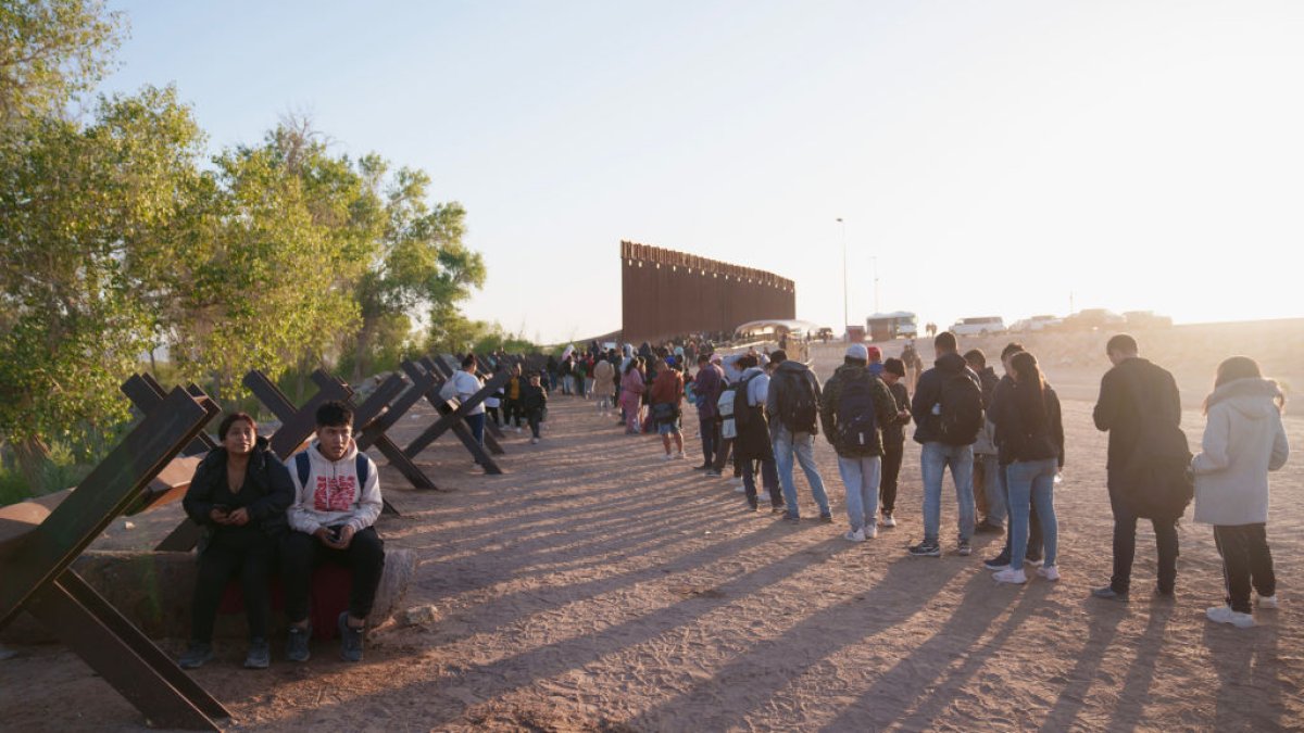 Migrants Gather at US-Mexico Border With Title 42 Set to Expire – NBC ...