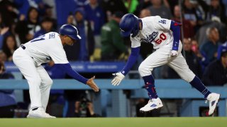 Betts hits two of Dodgers' five homers and drives in four runs in