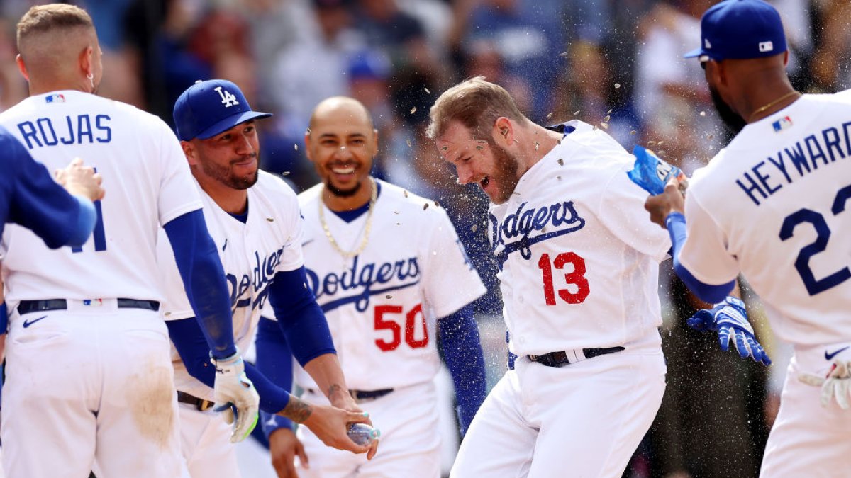 Muncy's walk-off slam gives Dodgers 10-6 win, 3-game sweep of Phillies 