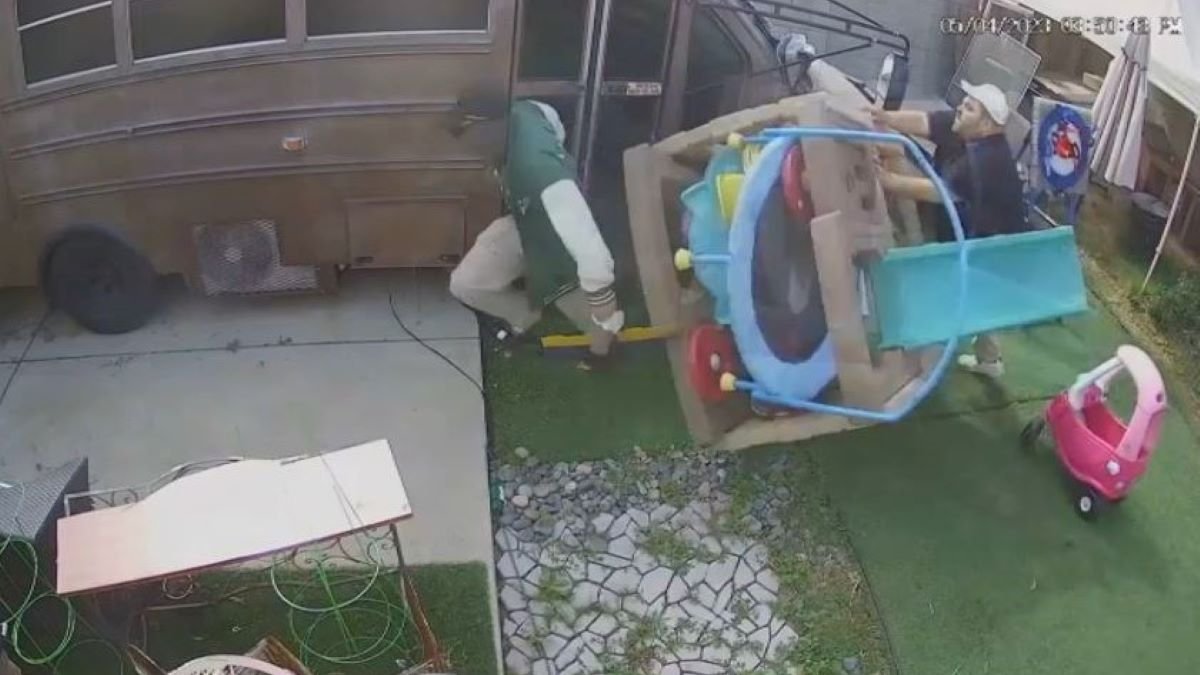 Watch: Podcast Bus Owner Confronts Thief in Mid City – NBC Los Angeles - Vimarsana News