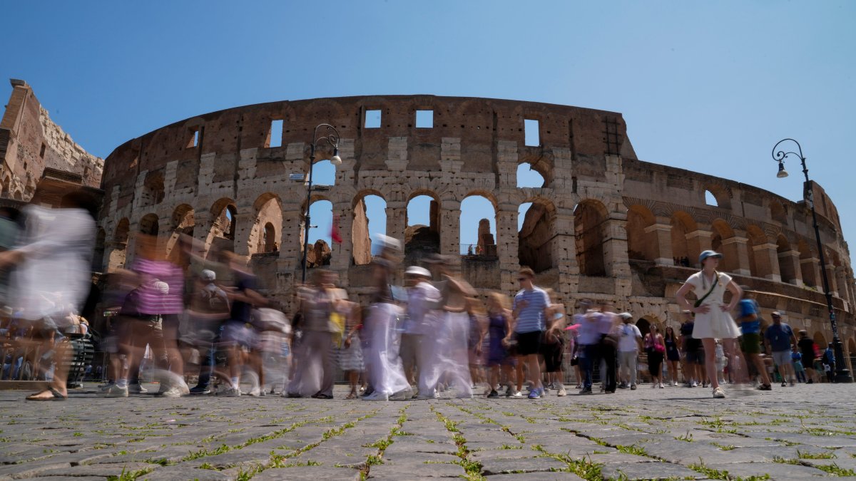 Italia busca al hombre que grabó nombres en el Coliseo de Roma – Telemundo 52