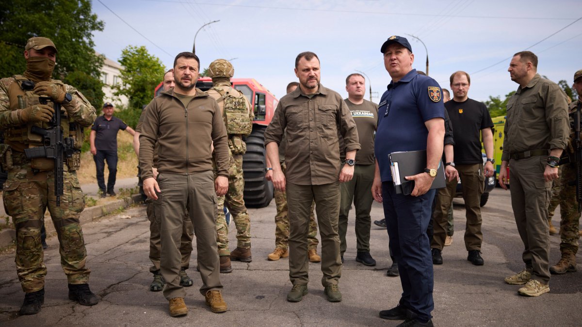 Russia shells Ukrainian city inundated by dam collapse – NBC Los Angeles - Vimarsana News