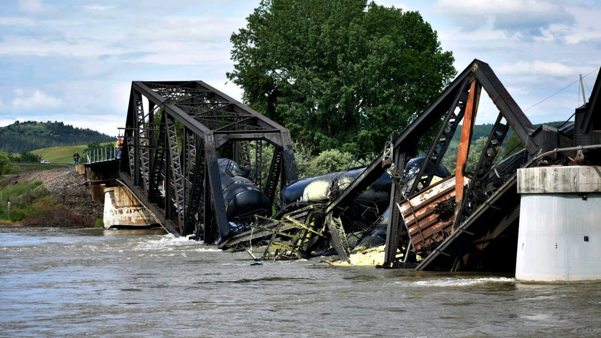 Montana bridge collapse: Freight train plunges into Yellowstone river – NBC Los Angeles - Vimarsana News